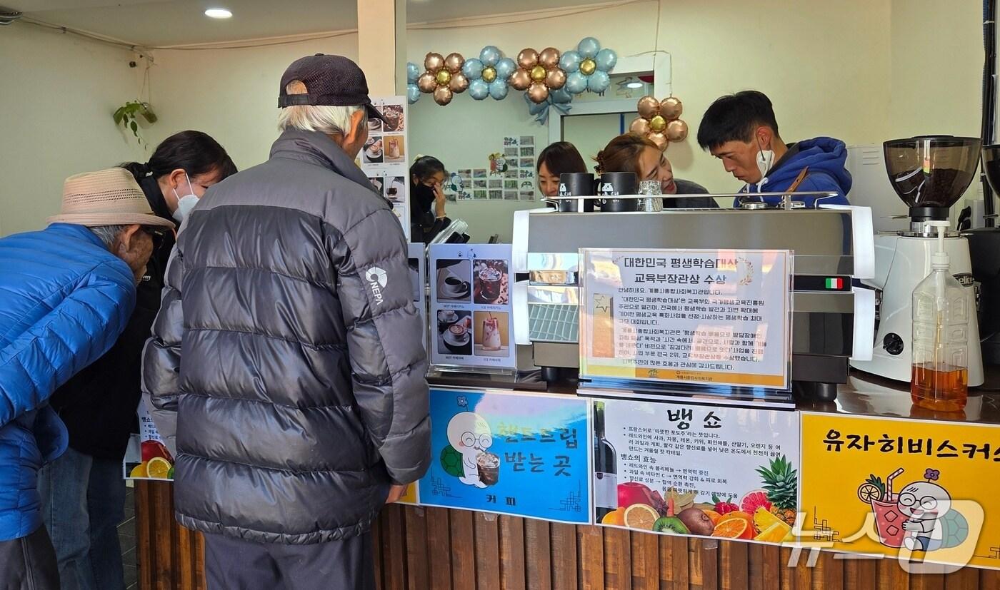 계룡시종합사회복지관이 지난 28일, 계룡시노인복지관 카페에서 발달장애인 학습자들과 함께 ‘행카 드립드림(DripDream)’ 카페를 운영하는 모습. (계룡시종합사회복지관 제공. 재판매 및 DB금지) 2025.10.29/뉴스1