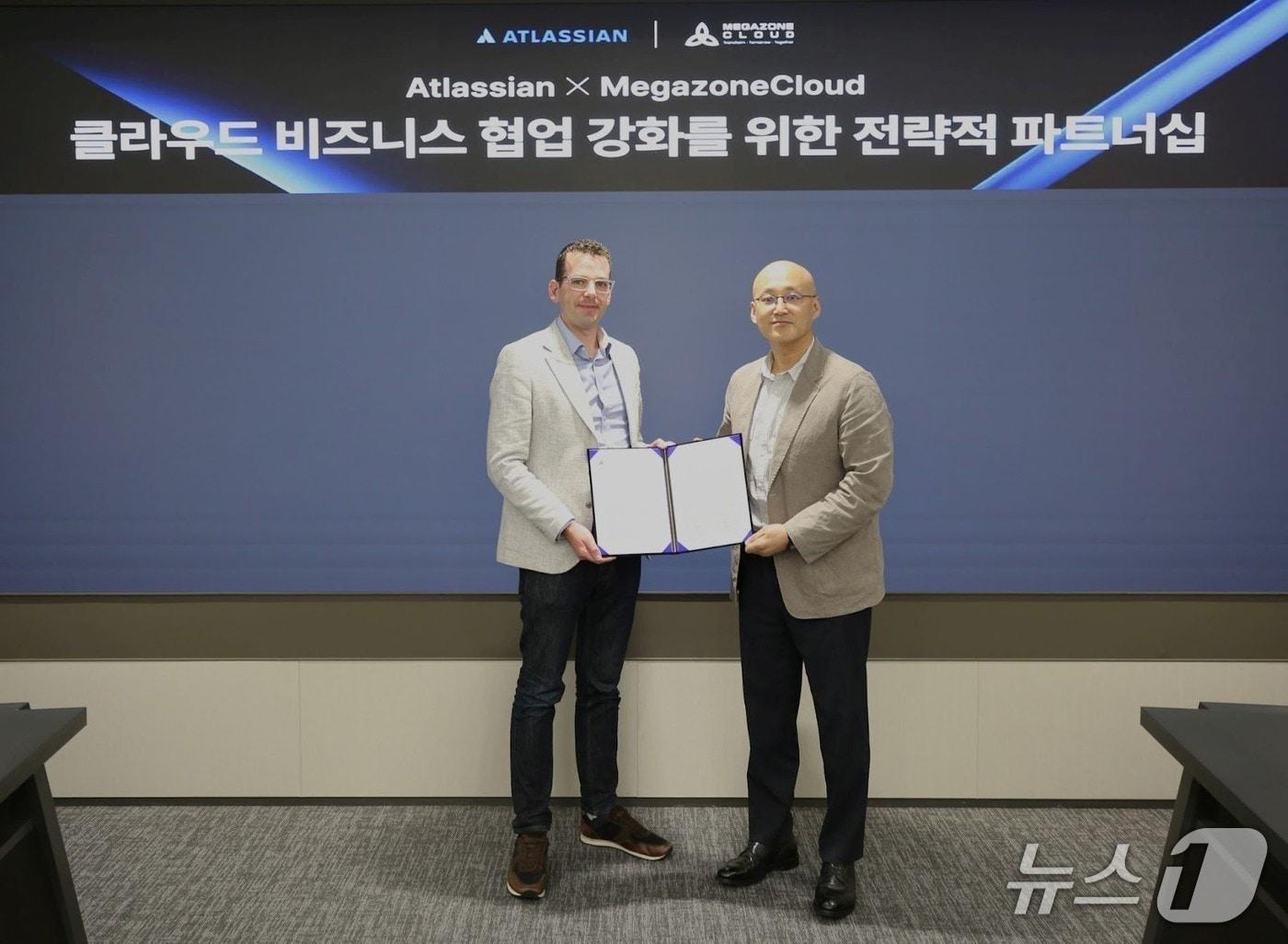 본문 이미지 - 염동훈 메가존 클라우드 대표(오른쪽)와 제임스 브래들리 아틀라시안 인터내셔널 파트너 및 얼라이언스 헤드가 과천 메가존산학연센터에서 파트너십 체결 후 기념사진을 찍고 있다.(메가존클라우드 제공)