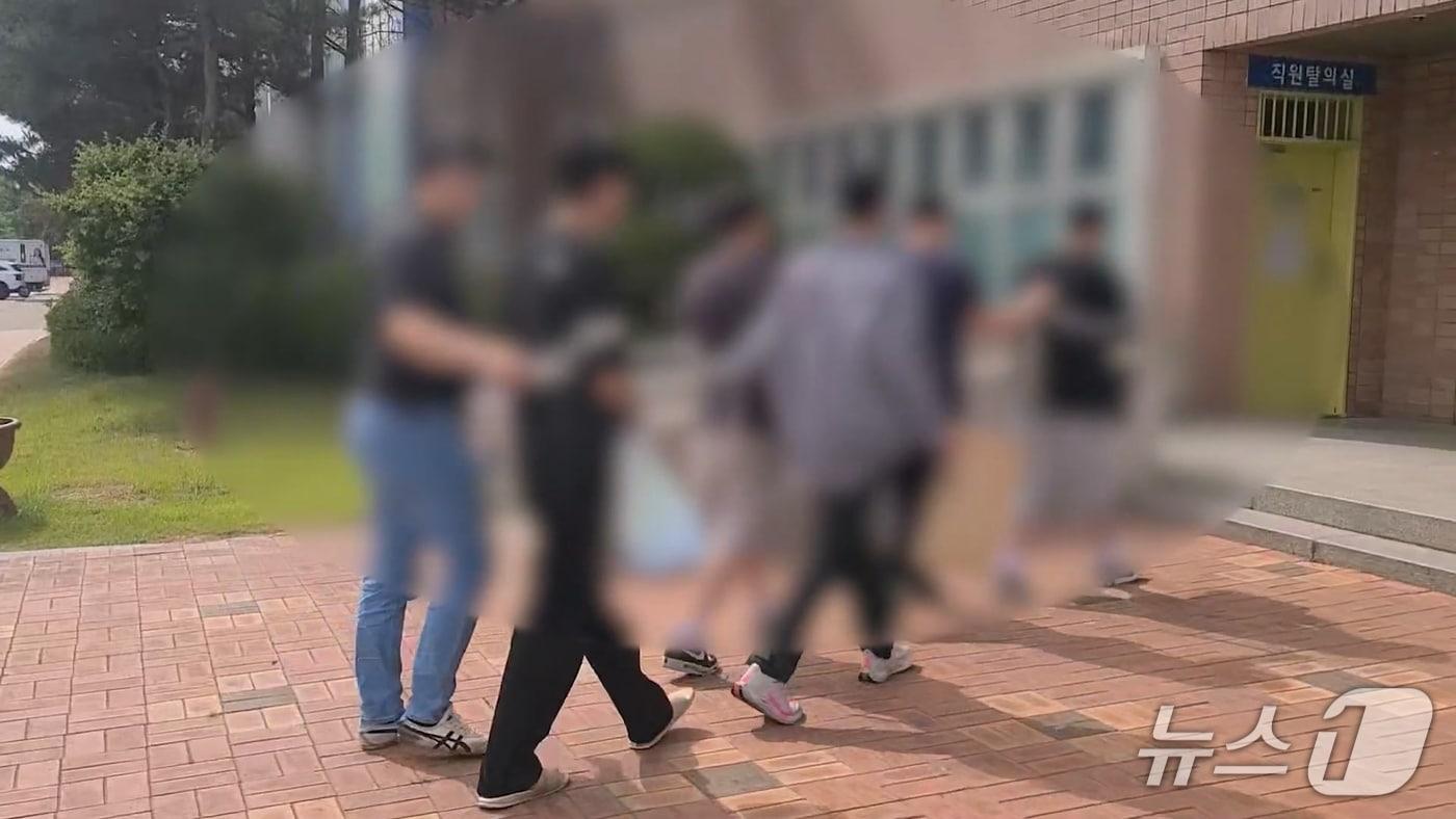 연행되는 조직원들.(경기남부경찰청 제공)