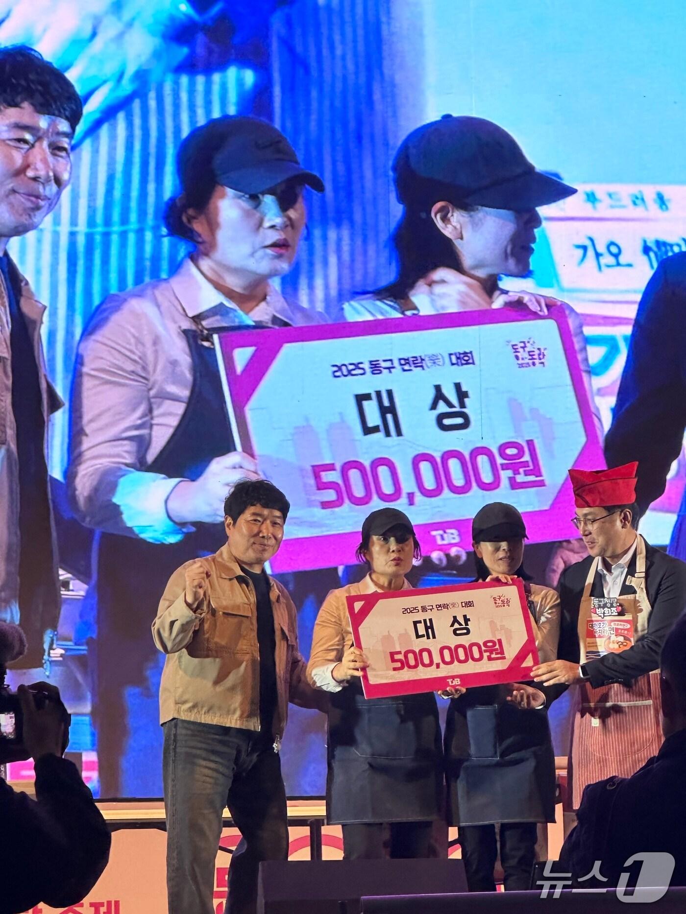 본문 이미지 - K-외식조리과 학생팀이 동구면락 요리대회에서 대상(상금 50만 원)과 최우수상(상금 30만 원)을 수상했다.(대덕대 제공.재판매 및 DB금지)/뉴스1