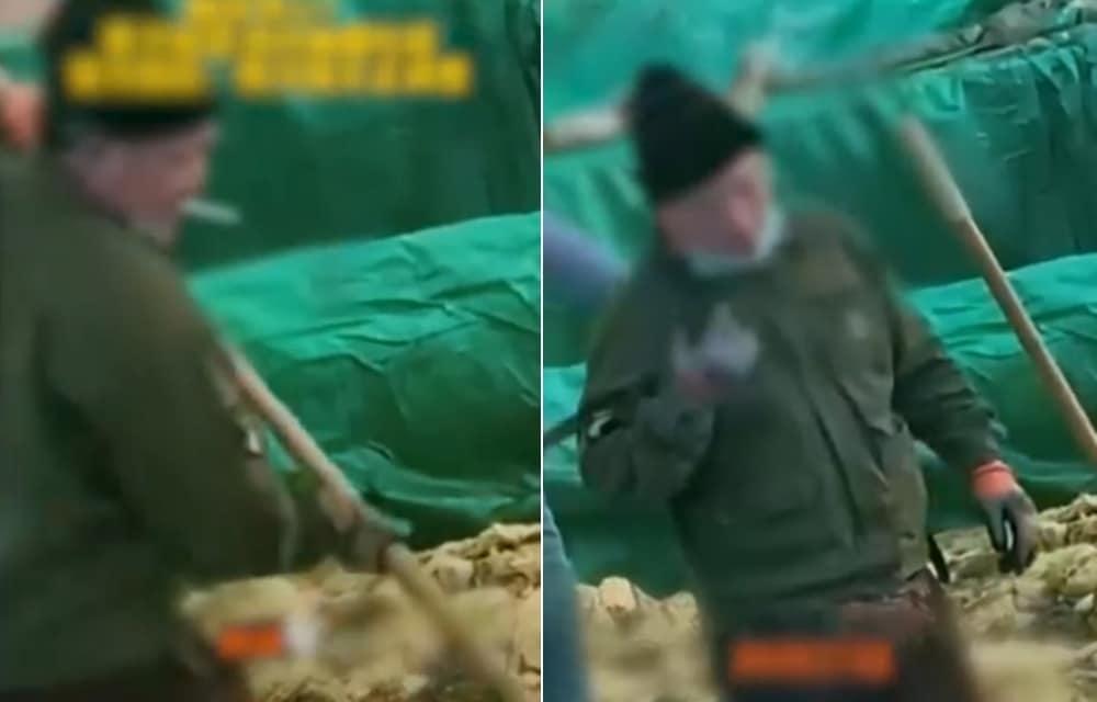 (중국의 한 절임배추 공장에서 근로자가 작업 중 담배를 피우고 침을 뱉고 있다. MBC 뉴스 갈무리)