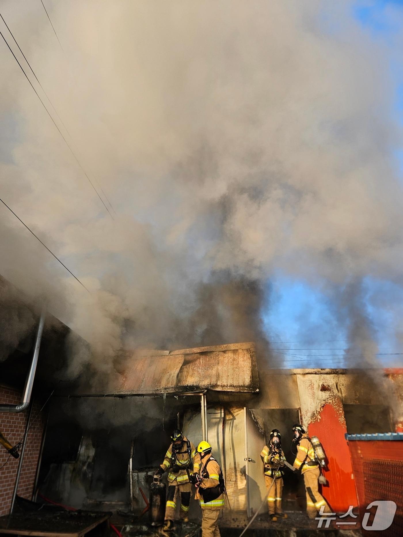 본문 이미지 - 29일 오전 7시 30분쯤 충북 보은군 장안면 한 교회에서 불이 나 소방당국이 화재를 진압하고 있다.(보은소방서 제공. 재판매 및 DB금지)/뉴스1