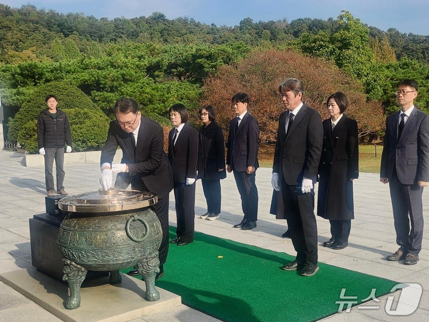 본문 이미지 - 29일 서울 동작구  국립서울현충원에서 이승우 서울지방보훈청장이 분향하고 있다.  &#40;보훈부 서울청 제공&#41;