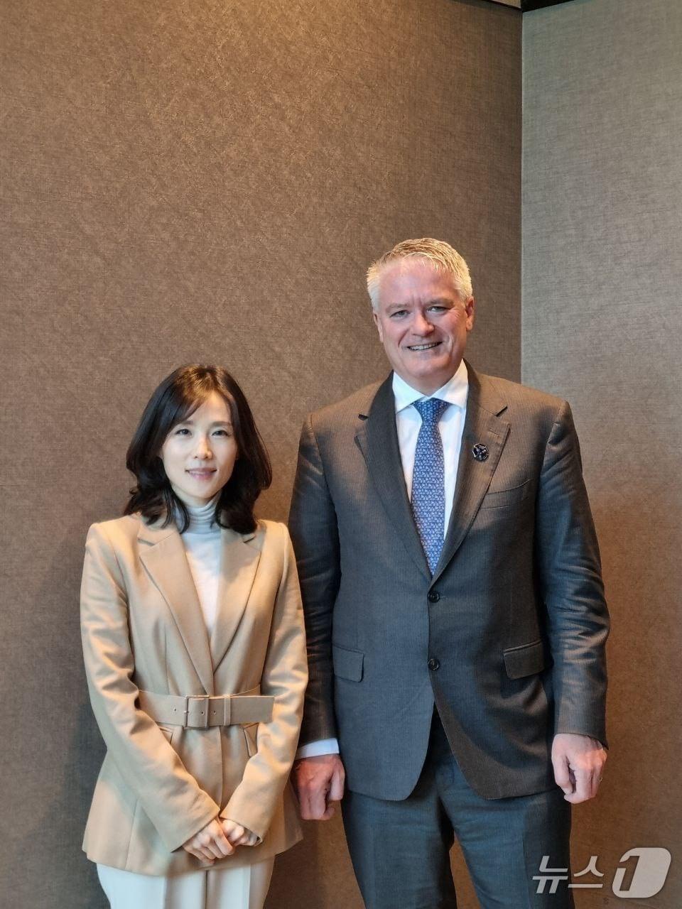 본문 이미지 - 김진아 외교부 2차관이 29일 오전 아시아태평양경제협력체(APEC) CEO 서밋 및 외교·통상합동각료회의(AMM) 참석 계기 방한 중인 마티아스 콜먼 경제협력개발기구(OECD) 사무총장을 면담했다. 2025.10.29. (외교부 제공) 