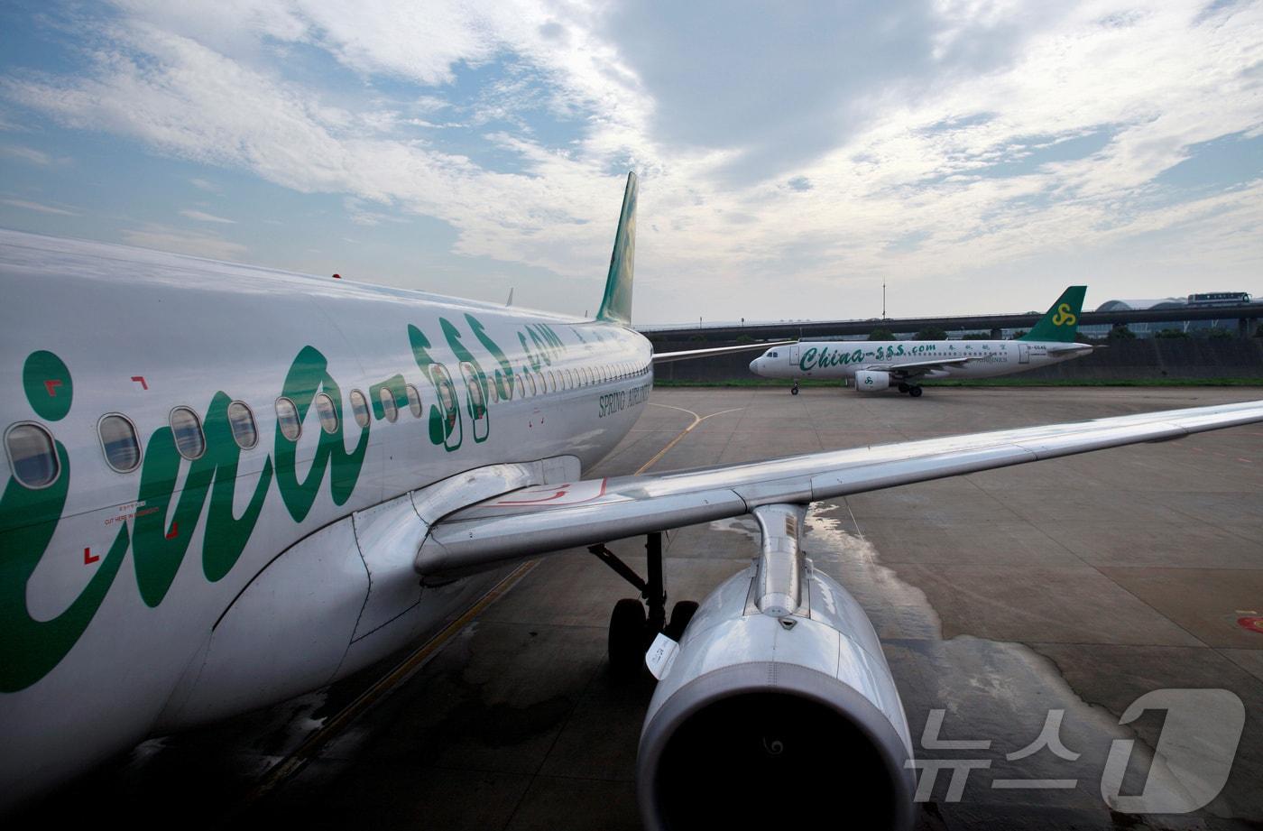 중국 춘추항공 소속 에어버스 A320 항공기가 상하이 홍차오공항에 정차돼 있다. 2012.7.6 ⓒ 로이터=뉴스1 ⓒ News1 정은지 특파원