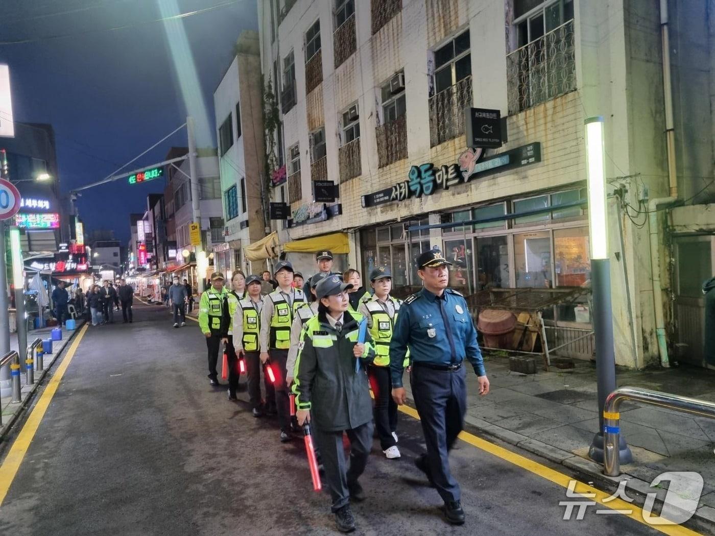 본문 이미지 - 제주 서귀포시에서 진행한 외국인 기초질서 계도·단속 활동 모습.(서귀포경찰서 제공. 재판매 및 DB 금지)