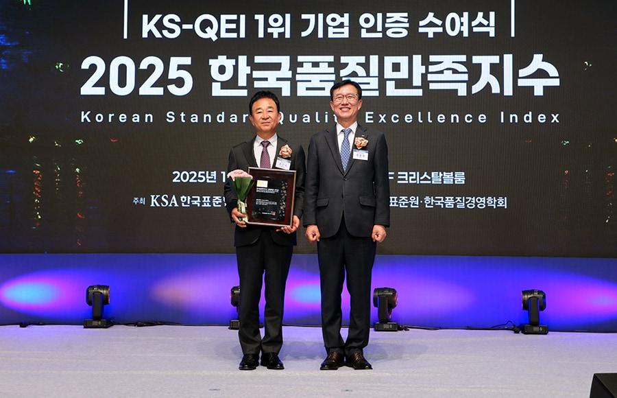 본문 이미지 - 2025 한국품질만족지수 시상식에서 한일시멘트 전근식 사장이 품질유공 CEO상을 수상했다.&#40;한일시멘트 제공&#41;