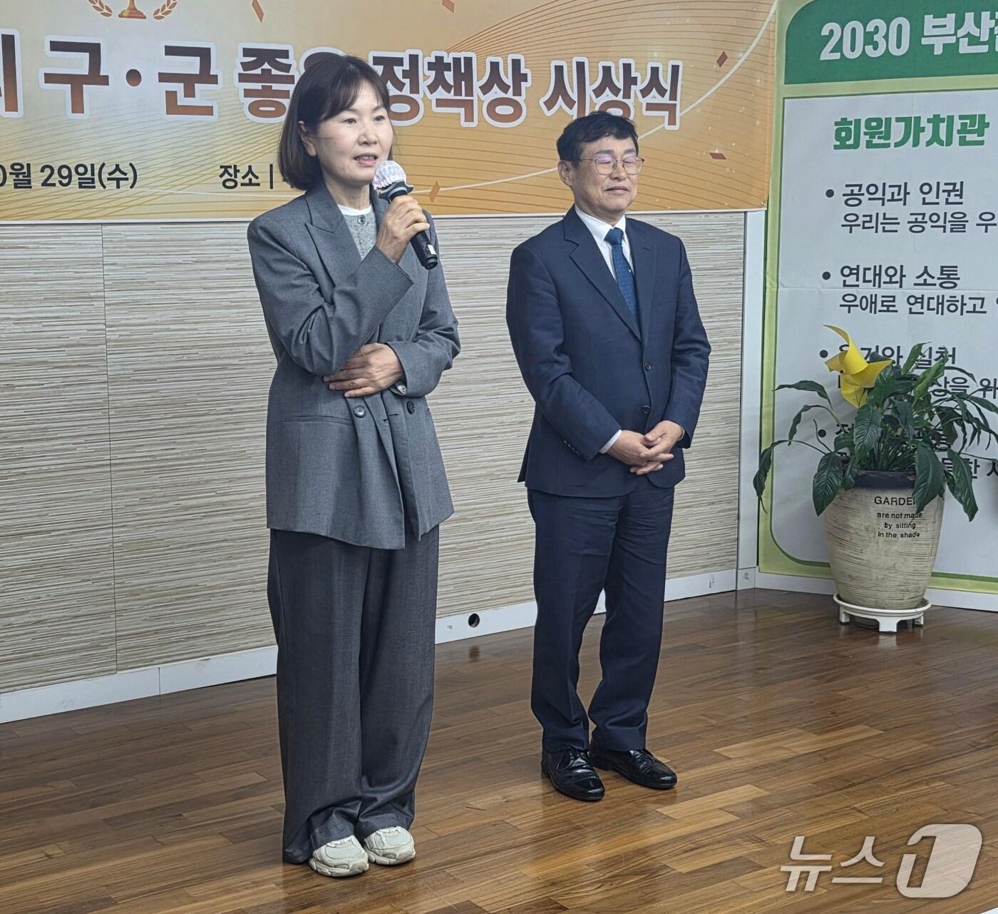 본문 이미지 - 김경이 서구 보건소 보건행정과장이 29일 부산참여연대 구·군 좋은 정책상 시상식에서 수상 소감을 밝히고 있다. 2025.10.29/뉴스1 ⓒ News1 김태형 기자