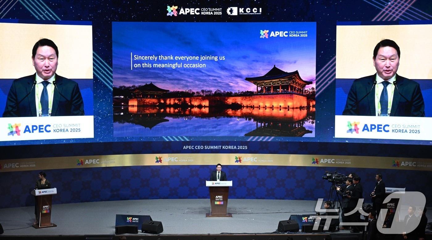 최태원 SK그룹 회장 겸 대한상의 회장이 29일 경북 경주예술의전당에서 열린 아시아태평양경제협력체&#40;APEC&#41; 정상회의 최고경영자&#40;CEO&#41; 서밋&#40;Summit&#41; 개회식에서 개회사를 하고 있다. &#40;공동취재&#41; 2025.10.29/뉴스1 ⓒ News1 김민지 기자