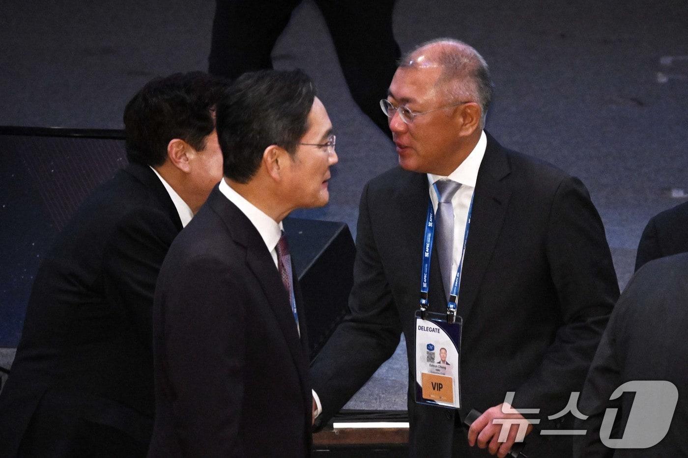 이재용 삼성전자 회장과 정의선 현대자동차그룹 회장이 29일 경북 경주예술의전당에서 열린 아시아태평양경제협력체&#40;APEC&#41; 정상회의 최고경영자&#40;CEO&#41; 서밋&#40;Summit&#41; 개회식에서 참석 기업인들과 인사를 나누고 있다.&#40;공동취재&#41;2025.10.29/뉴스1 ⓒ News1 김민지 기자