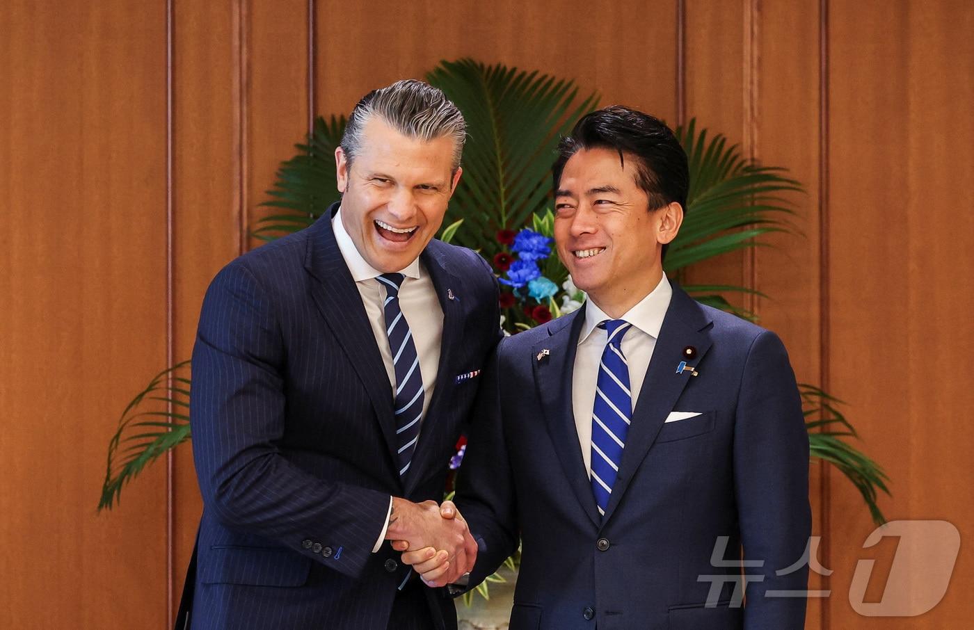 29일 피트 헤그세스 미국 국방장관&#40;왼쪽&#41;과 고이즈미 신지로 일본 방위상이 도쿄 방위성 청사에서 악수하고 있다. 2025.10.29 ⓒ 로이터=뉴스1 ⓒ News1 김지완 기자