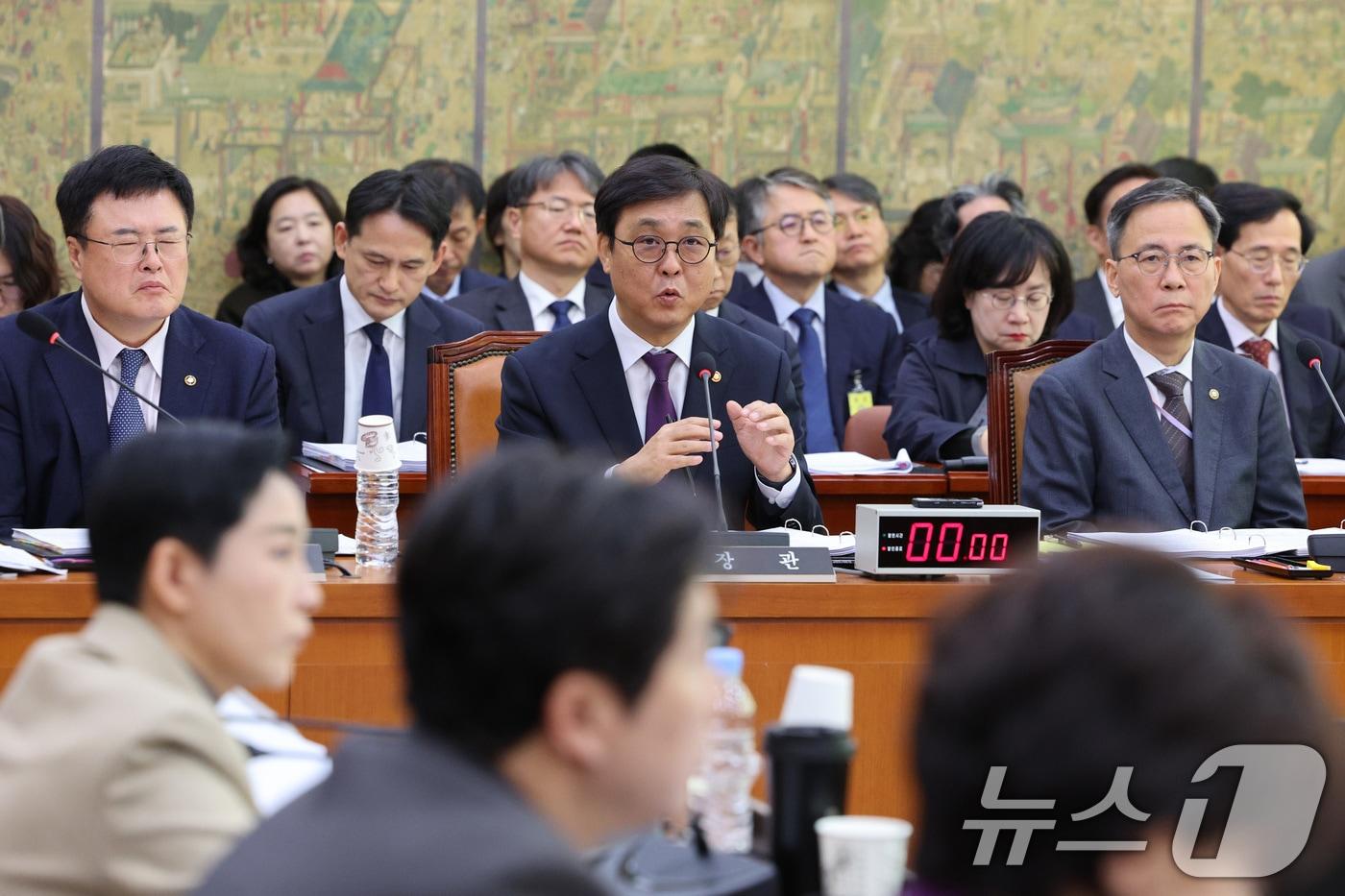 최휘영 문화체육관광부 장관이 29일 서울 여의도 국회 문화체육관광위원회에서 열린 문화체육관광부 등에 대한 종합감사에서 의원 질의에 답변하고 있다. 2025.10.29/뉴스1 ⓒ News1 신웅수 기자