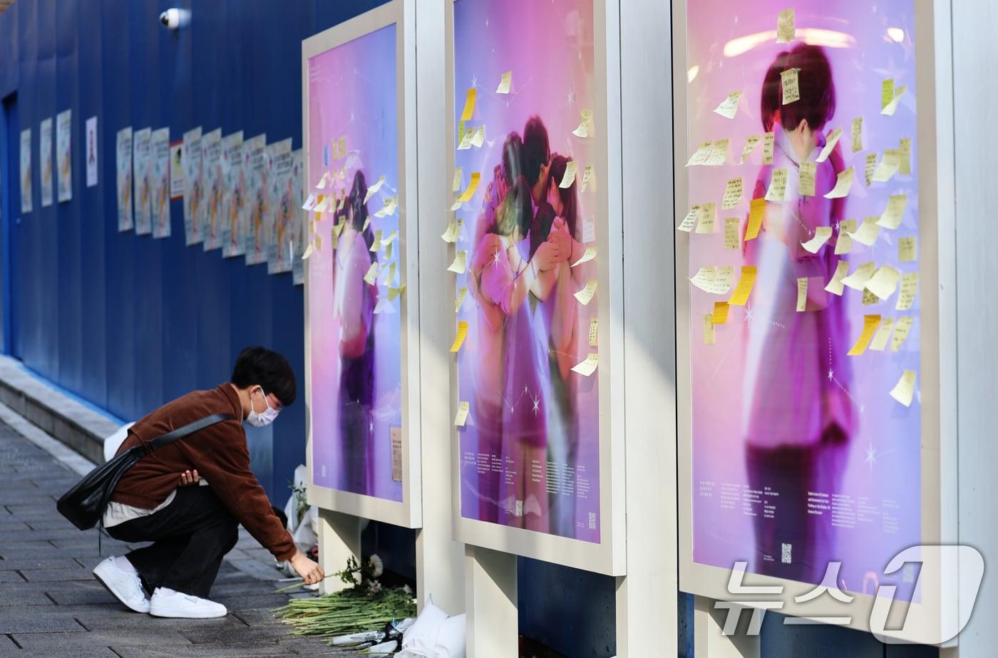 10·29 이태원 참사 3주기를 맞은 29일 오전 서울 용산구 이태원 참사 현장 골목에서 한 시민이 헌화를 하고 있다. 2025.10.29/뉴스1 ⓒ News1 오대일 기자