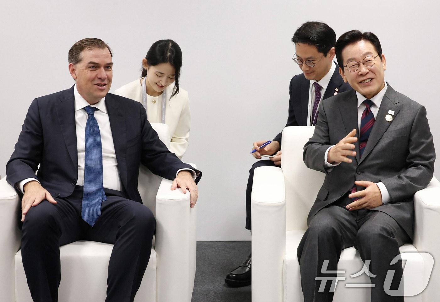 이재명 대통령이 29일 경북 경주예술의전당에서 맷 가먼 아마존웹서비스(AWS) CEO를 접견하고 있다. (APEC 2025 KOREA 제공. 재판매 및 DB 금지) 2025.10.29/뉴스1