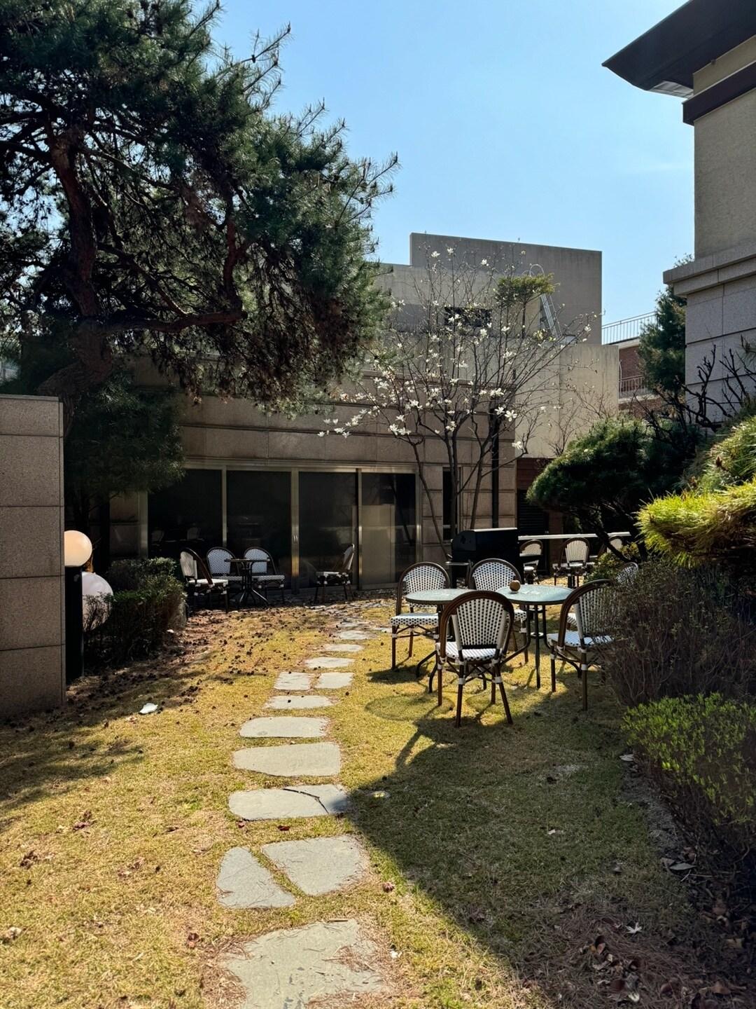 본문 이미지 - 경호동 및 마당(국가유산청 제공)