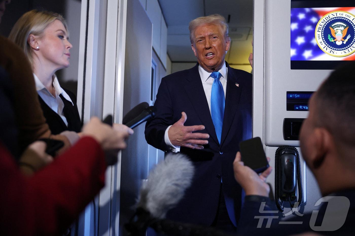 29일 도널드 트럼프 미국 대통령이 일본 도쿄에서 부산 김해국제공항으로 향하는 대통령 전용기 &#39;에어포스원&#39;에서 취재진의 질문에 답하고 있다. 2025.10.29 ⓒ 로이터=뉴스1 ⓒ News1 김지완 기자