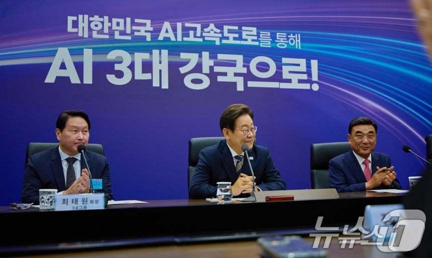 이재명 대통령이 20일 울산 울주군 울산전시컨벤션센터에서 열린 인공지능(AI) 글로벌 협력 기업 간담회에서 참석자 발언을 듣고 있다. (대통령실 제공. 재판매 및 DB 금지) 2025.6.20/뉴스1 ⓒ News1 박지혜 기자