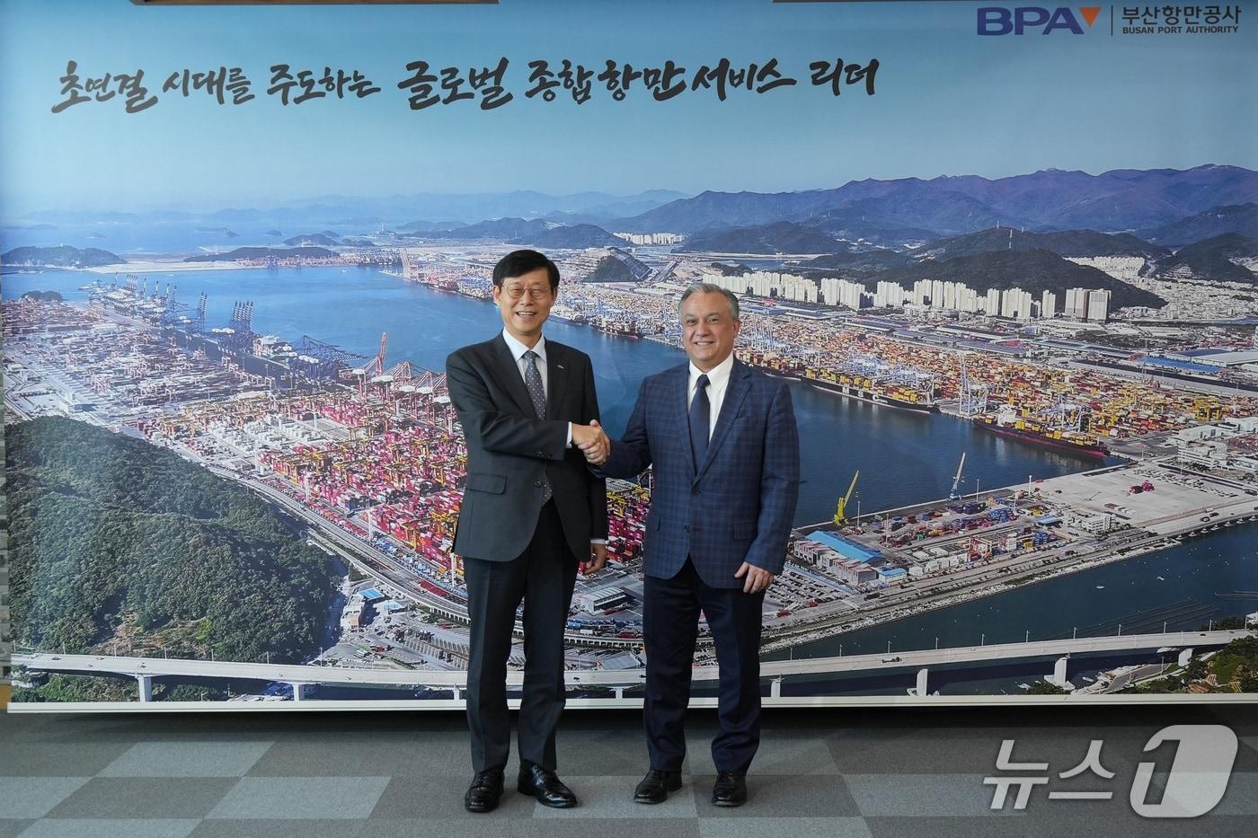 &#40;왼쪽부터&#41; 송상근 BPA 사장과 라몬 카스타녜다 칠레 산 안토니오 항만공사 사장 &#40;BPA 제공. 재판매 및 DB금지&#41;