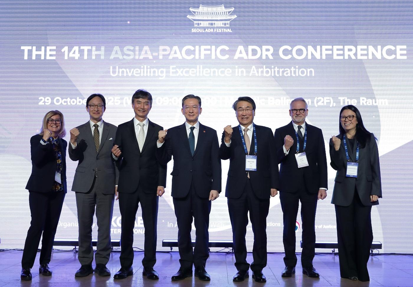 정성호 법무부 장관&#40;중앙&#41; 등이 29일 오전 제14회 아시아·태평양 에이디알&#40;ADR&#41; 컨퍼런스에서 기념 촬영을 하고 있다 2025.10.29 &#40;법무부 제공&#41;