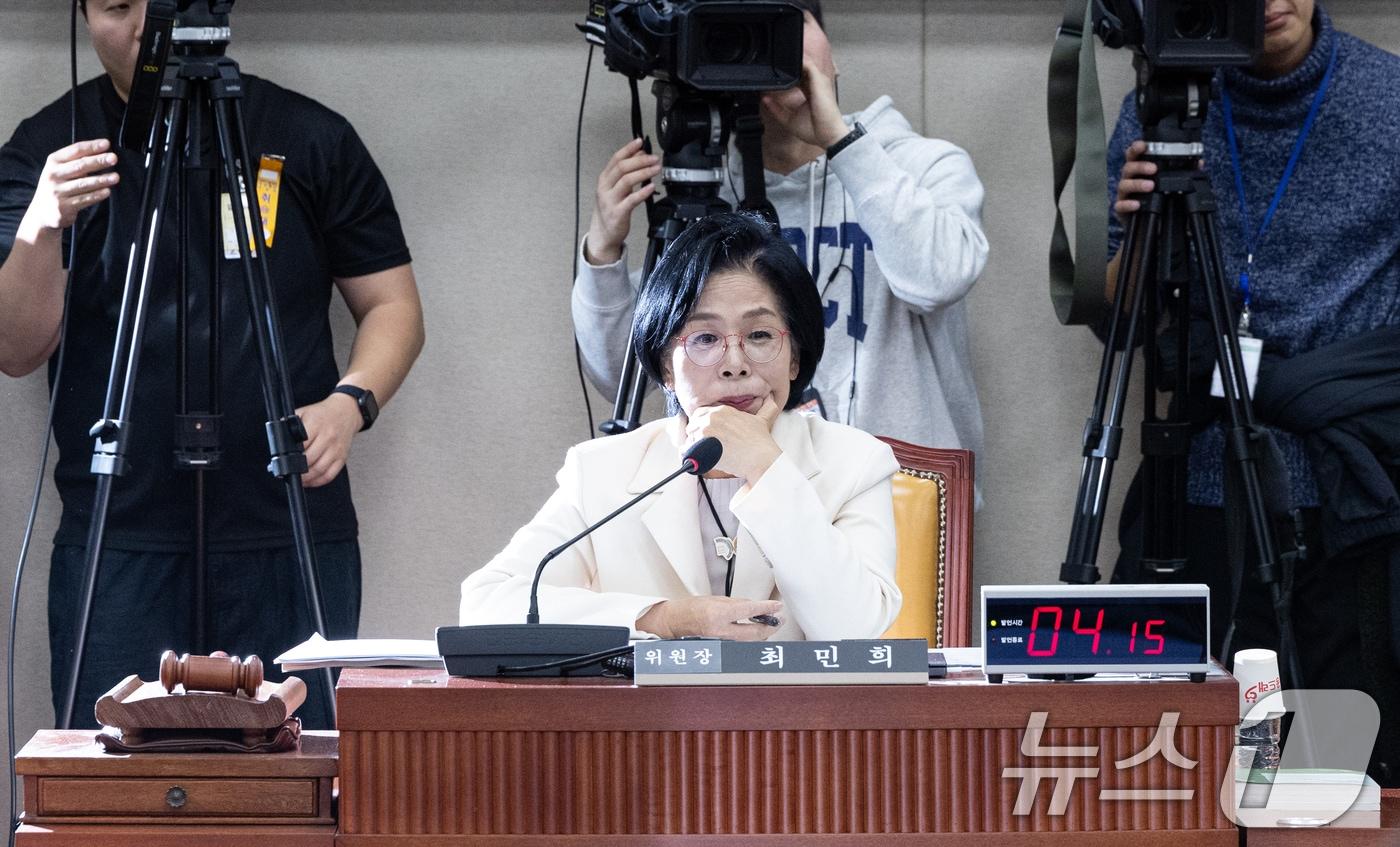 29일 서울 여의도 국회에서 열린 과학기술정보방송통신위원회 과학기술정보통신부 등에 대한 국정감사에서 최민희 위원장이 딸 결혼식 관련 질의를 듣고 있다. 2025.10.29/뉴스1 ⓒ News1 이승배 기자