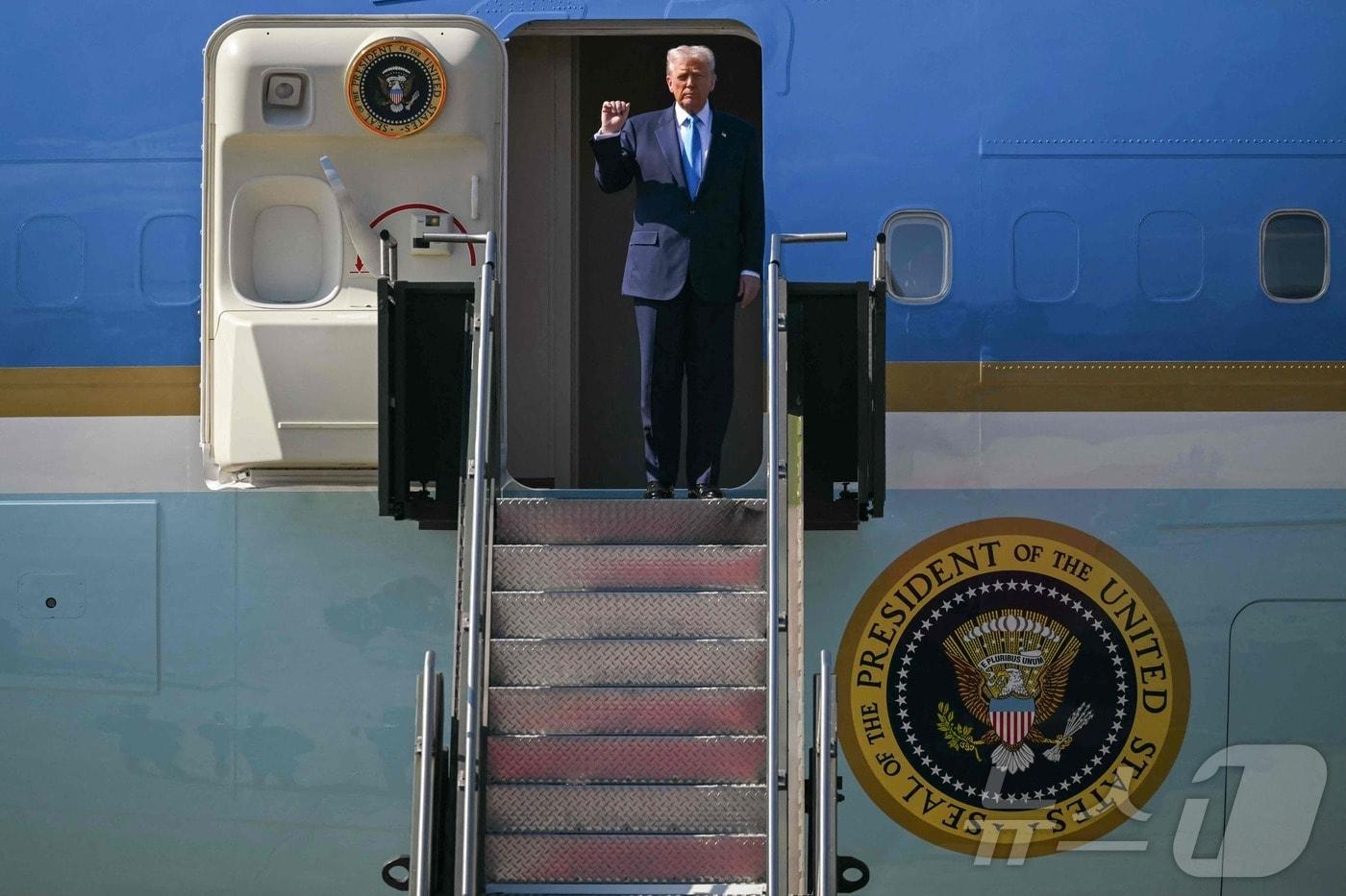 도널드 트럼프 미국 대통령이 29일 전용기 에어포스원에서 내리기 전 포즈를 취하고 있다. 트럼프 대통령은 일본 일정을 마치고 이날 김해공항에 도착했다. 2015.10.29 ⓒ AFP=뉴스1 ⓒ News1 최종일 선임기자