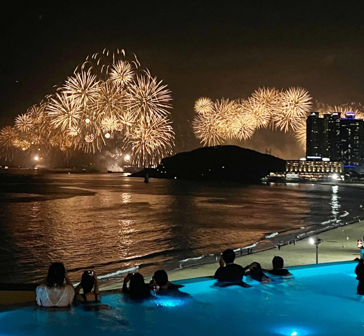 본문 이미지 -  클럽디오아시스에서 바라본 불꽃놀이 모습./뉴스1 ⓒ News1