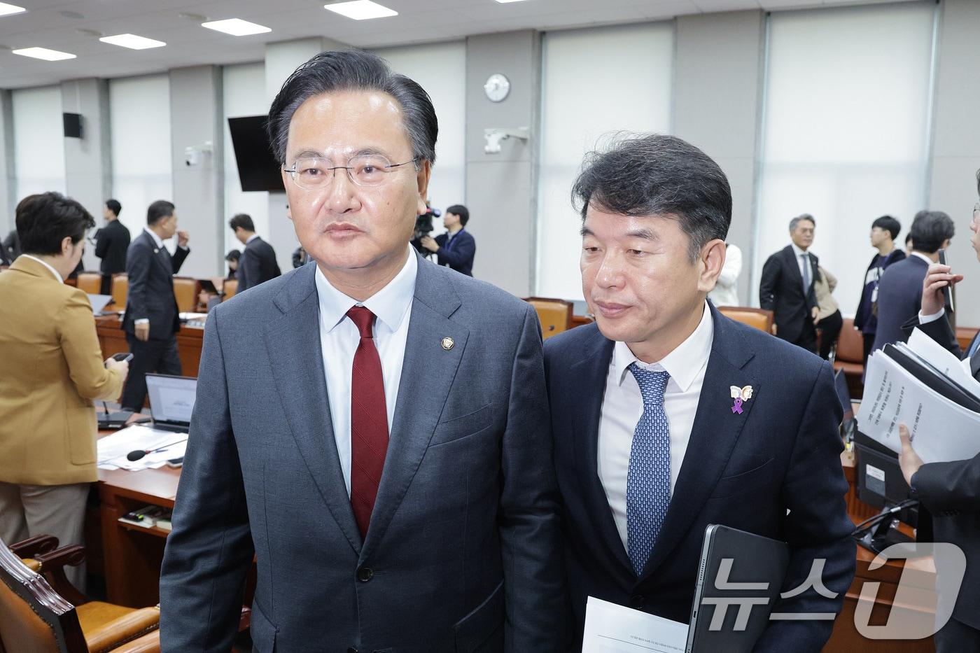 문진석 더불어민주당 원내수석과 유상범 국민의힘 원내수석이 지난달 29일 서울 여의도 국회에서 열린 국회운영위원회 전체회의를 마친 후 회의실을 나서고 있다. 2025.10.29/뉴스1 ⓒ News1 신웅수 기자