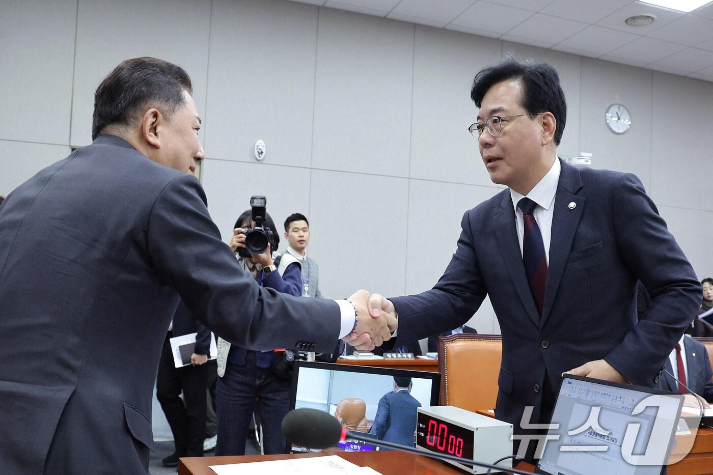 김병기 위원장과 송언석 국민의힘 원내대표가 29일 서울 여의도 국회에서 열린 국회운영위원회 전체회의에서 인사하고 있다. 2025.10.29/뉴스1 ⓒ News1 신웅수 기자