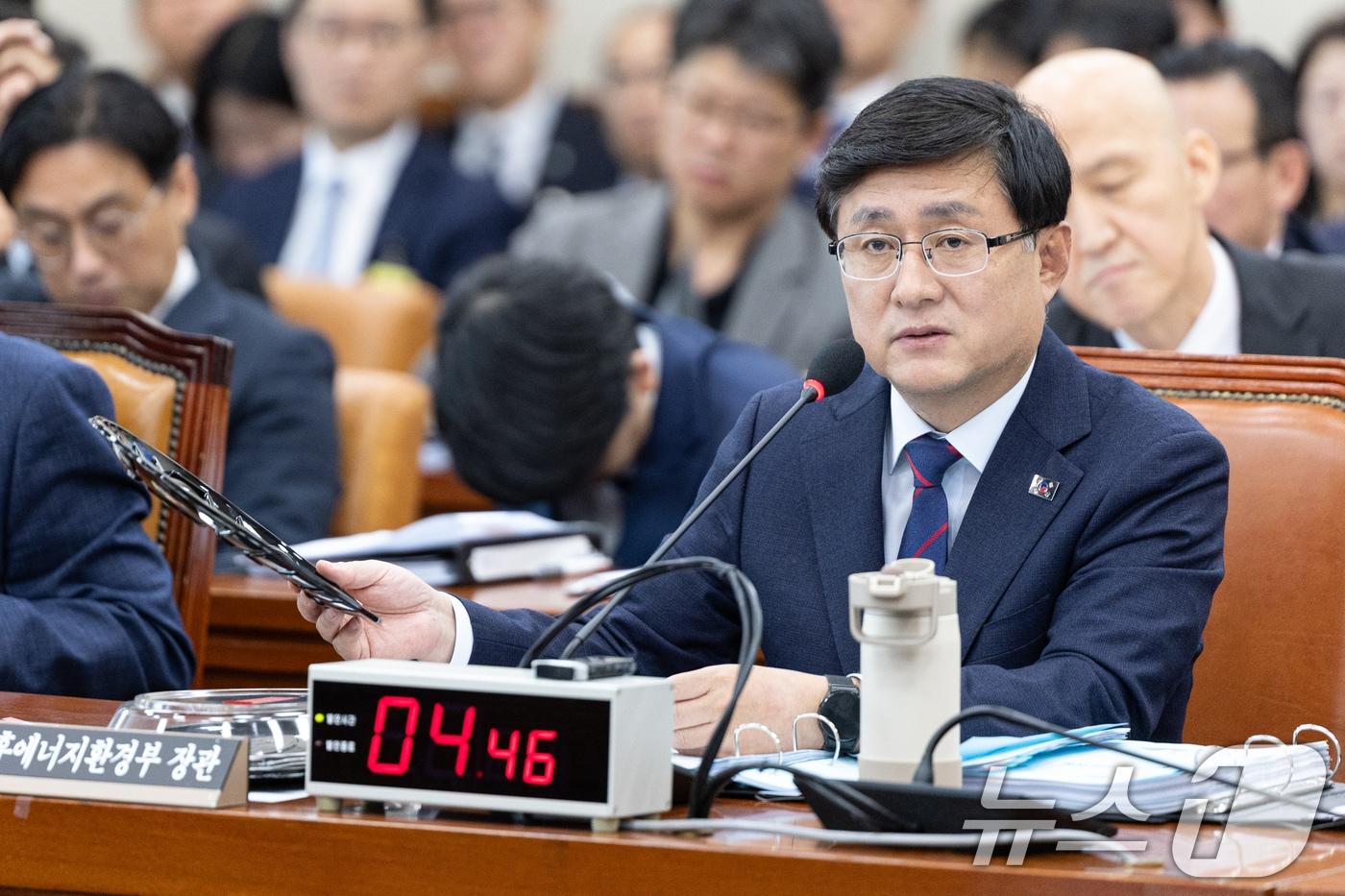 김성환 기후에너지환경부 장관이 29일 서울 여의도 국회에서 열린 기후에너지환경노동위원회 기후에너지환경부 등에 대한 국정감사에 출석해 생분해 플라스틱 정책 관련 질의에 답변하고 있다. 2025.10.29/뉴스1 ⓒ News1 이승배 기자