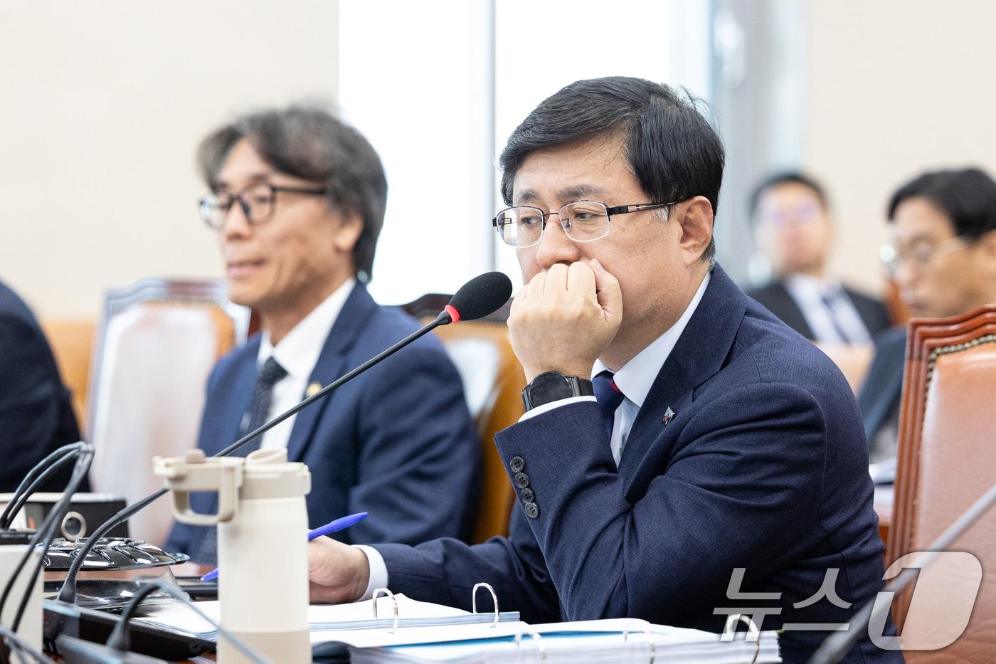 김성환 기후에너지환경부 장관이 29일 서울 여의도 국회에서 열린 기후에너지환경노동위원회 기후에너지환경부 등에 대한 국정감사에 출석해 의원 질의를 듣고 있다. 2025.10.29/뉴스1 ⓒ News1 이승배 기자