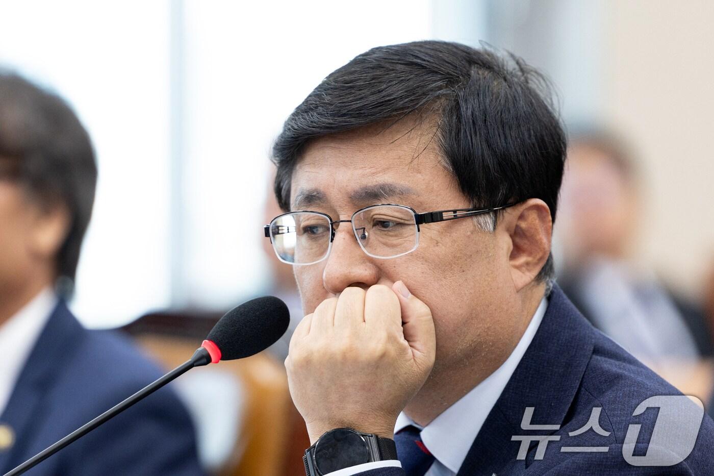 김성환 기후에너지환경부 장관이 29일 서울 여의도 국회에서 열린 기후에너지환경노동위원회 기후에너지환경부 등에 대한 국정감사에 출석해 의원 질의를 듣고 있다. 2025.10.29/뉴스1 ⓒ News1 이승배 기자