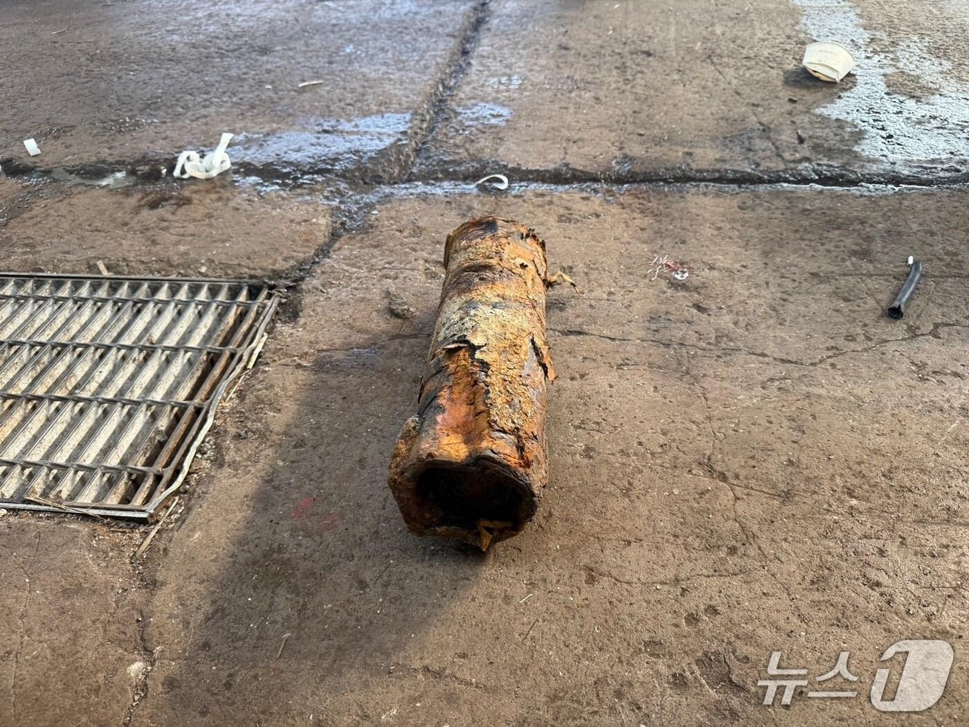 본문 이미지 - 29일 부산 중구 남항 공동어시장에서 발견된 불발탄.(부산해경 제공. 재판매 및 DB금지)