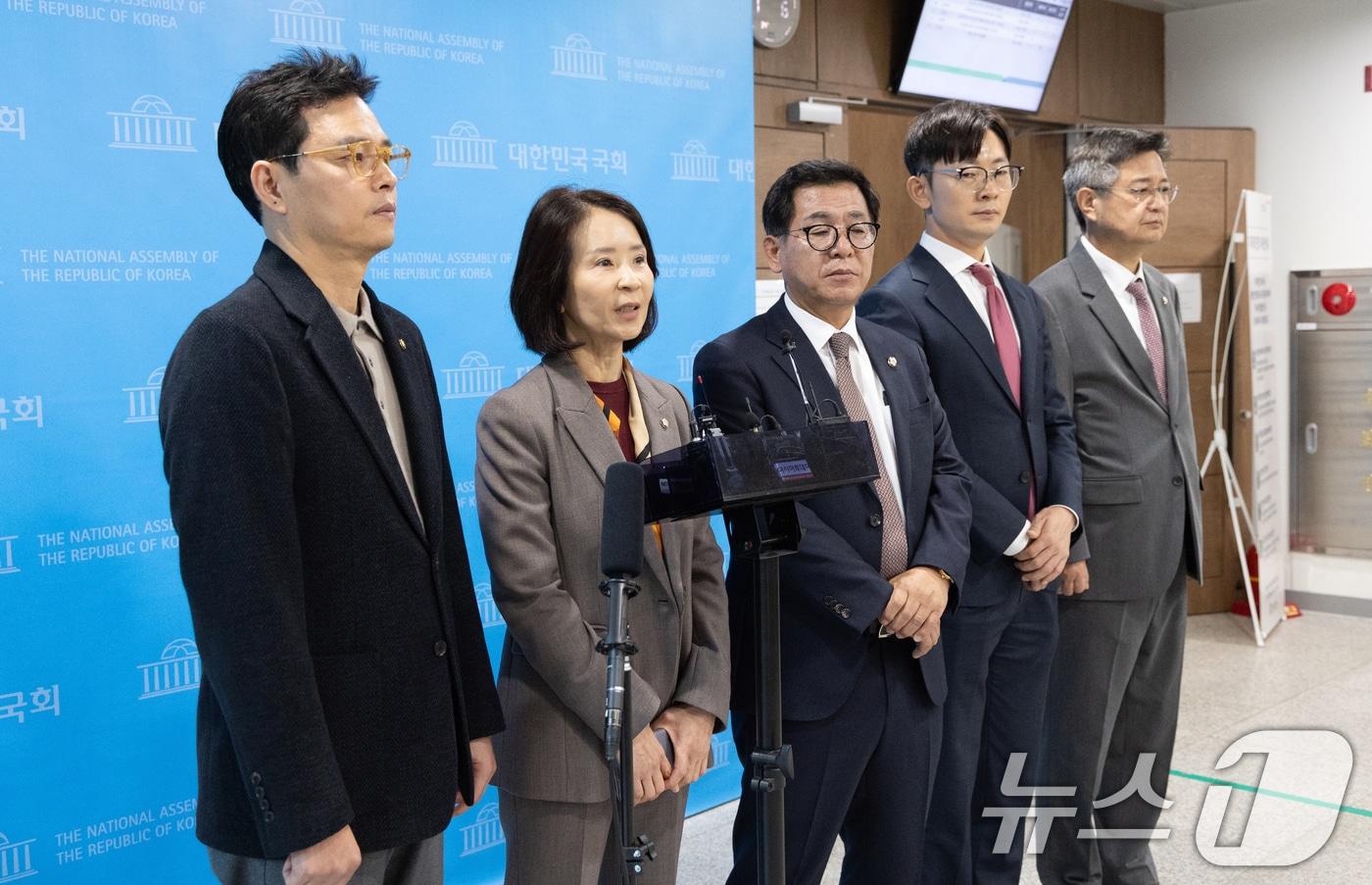 국민의힘 과방위원들이 지난 10월 29일 서울 여의도 국회 소통관에서 최민희 국회 과학기술정보방송통신위원장 사퇴를 촉구하고 있다. 2025.10.29/뉴스1 ⓒ News1 이승배 기자