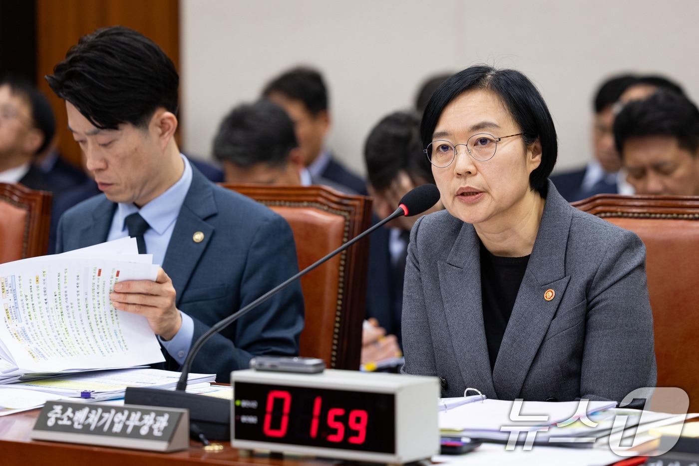 한성숙 중소벤처기업부 장관이 29일 서울 여의도 국회에서 열린 산업통상자원중소벤처기업위원회의 중소벤처기업부 등에 대한 국정감사에서 의원 질의에 답하고 있다. 2025.10.29/뉴스1 ⓒ News1 유승관 기자