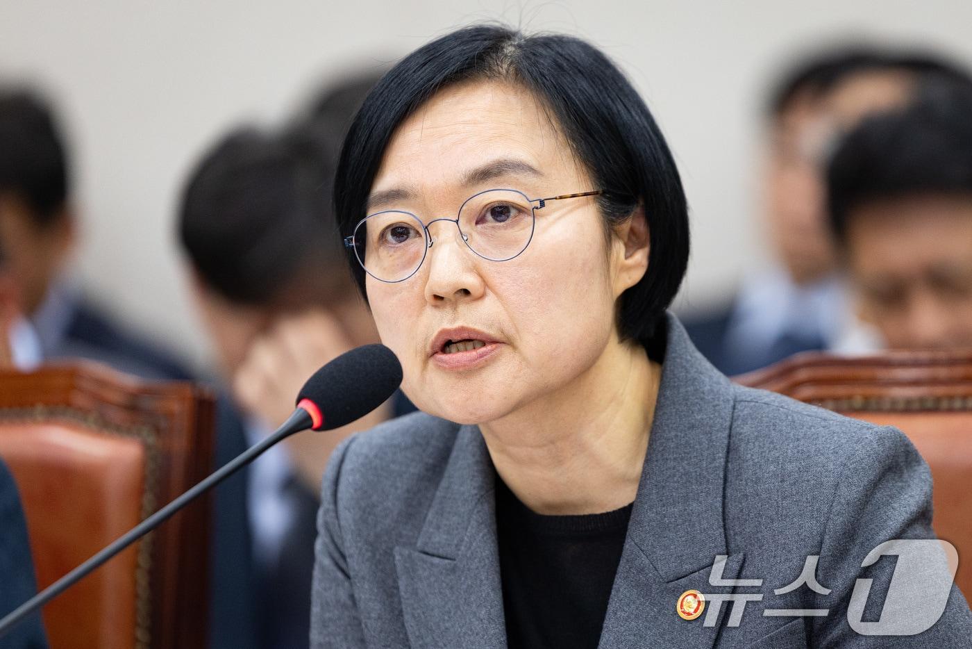 한성숙 중소벤처기업부 장관이 29일 서울 여의도 국회에서 열린 산업통상자원중소벤처기업위원회의 중소벤처기업부 등에 대한 국정감사에서 의원 질의에 답하고 있다. 2025.10.29/뉴스1 ⓒ News1 유승관 기자