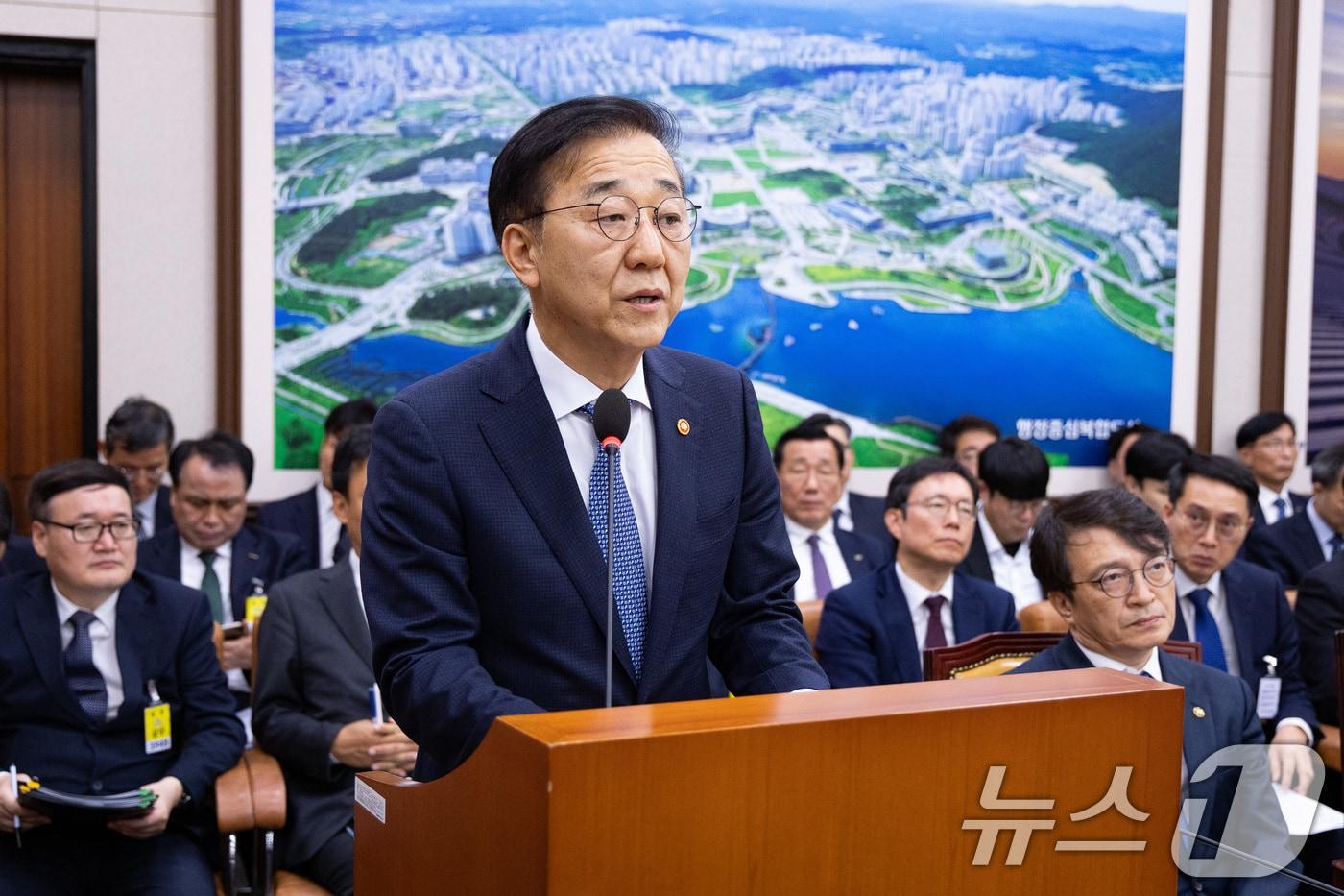 김윤덕 국토교통부 장관이 29일 서울 여의도 국회에서 열린 국토교통위원회의 국토교통부 증에 대한 국정감사에서 업무보고를 하고 있다. ⓒ News1 유승관 기자