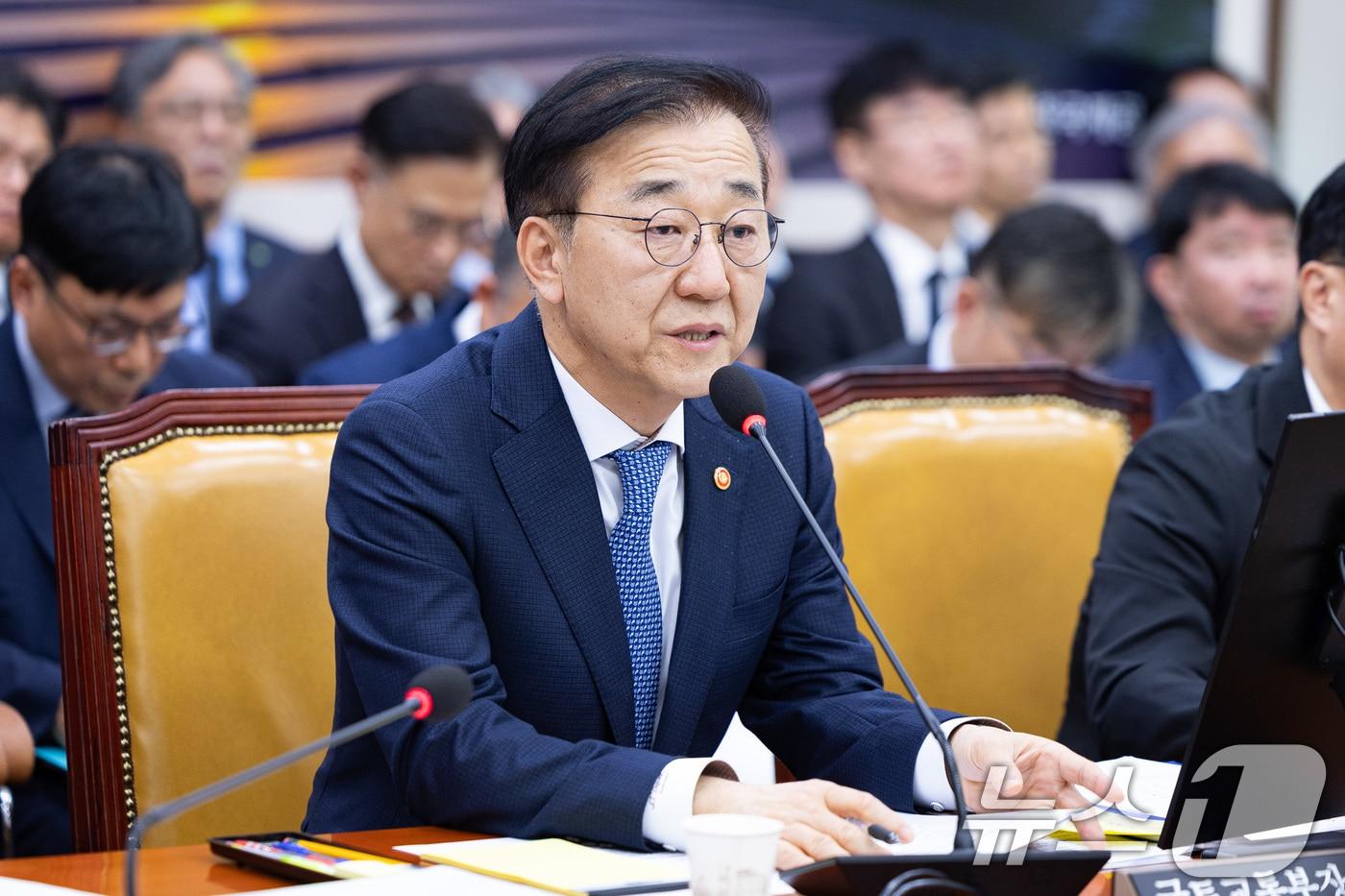 김윤덕 국토교통부 장관이 29일 서울 여의도 국회에서 열린 국토교통위원회의 국토교통부 등에 대한 국정감사에서 의원 질의에 답하고 있다. 2025.10.29/뉴스1 ⓒ News1 유승관 기자