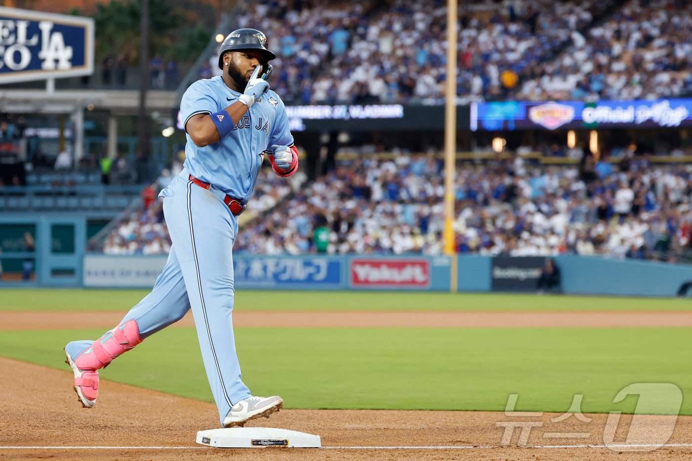 토론토 블루제이스 블라디미르 게레로 주니어가 29일(한국시간) 열린 LA 다저스와 2025 메이저리그 월드시리즈 4차전에서 3회초 역전 결승 투런포를 터뜨려 6-2 승리를 이끌었다. ⓒ AFP=뉴스1