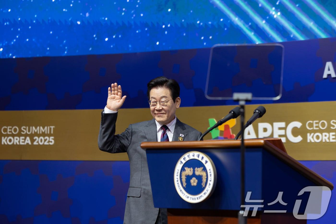 이재명 대통령이 지난 29일 경북 경주 예술의전당에서 열린 아시아태평양경제협력체(APEC) 정상회의 최고경영자(CEO) 서밋 개회식에서 특별연설을 하기 위해 단상으로 향하며 손을 흔들고 있다. (대통령실 제공. 재판매 및 DB 금지) 2025.10.29/뉴스1 ⓒ News1 허경 기자