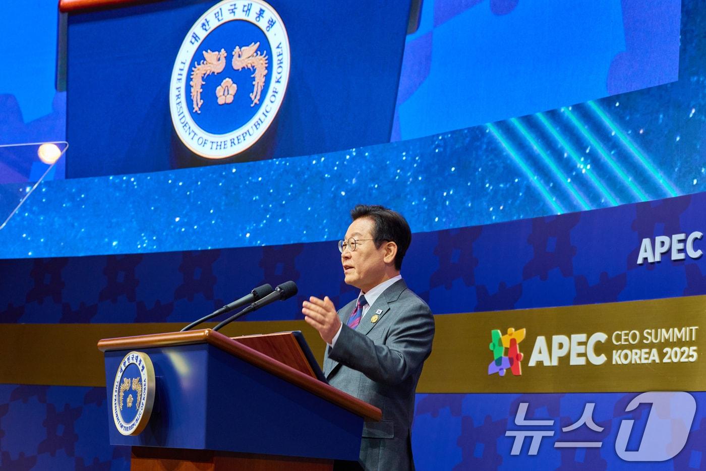 이재명 대통령이 29일 경북 경주 예술의전당에서 열린 아시아태평양경제협력체&#40;APEC&#41; 정상회의 최고경영자&#40;CEO&#41; 서밋 개회식에서 특별연설을 하고 있다. &#40;대통령실 제공. 재판매 및 DB 금지&#41; 2025.10.29/뉴스1 ⓒ News1 허경 기자