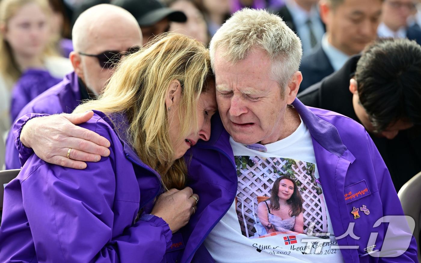 고 스티네 로아크밤 에벤센 씨의 부모가 29일 오전 서울 종로구 광화문광장에서 열린 10.29 이태원 참사 3주기 기억식에서 딸을 회상하며 눈물을 흘리고 있다. (공동취재) ⓒ News1 김성진 기자