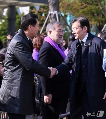본문 이미지 - 조국 조국혁신당 비상대책위원장이 10월 29일 서울 종로구 광화문광장에서 열린 10.29 이태원 참사 3주기 기억식에서 오세훈 서울시장과 인사하고 있다. 2025.10.29/뉴스1 ⓒ News1 김성진 기자