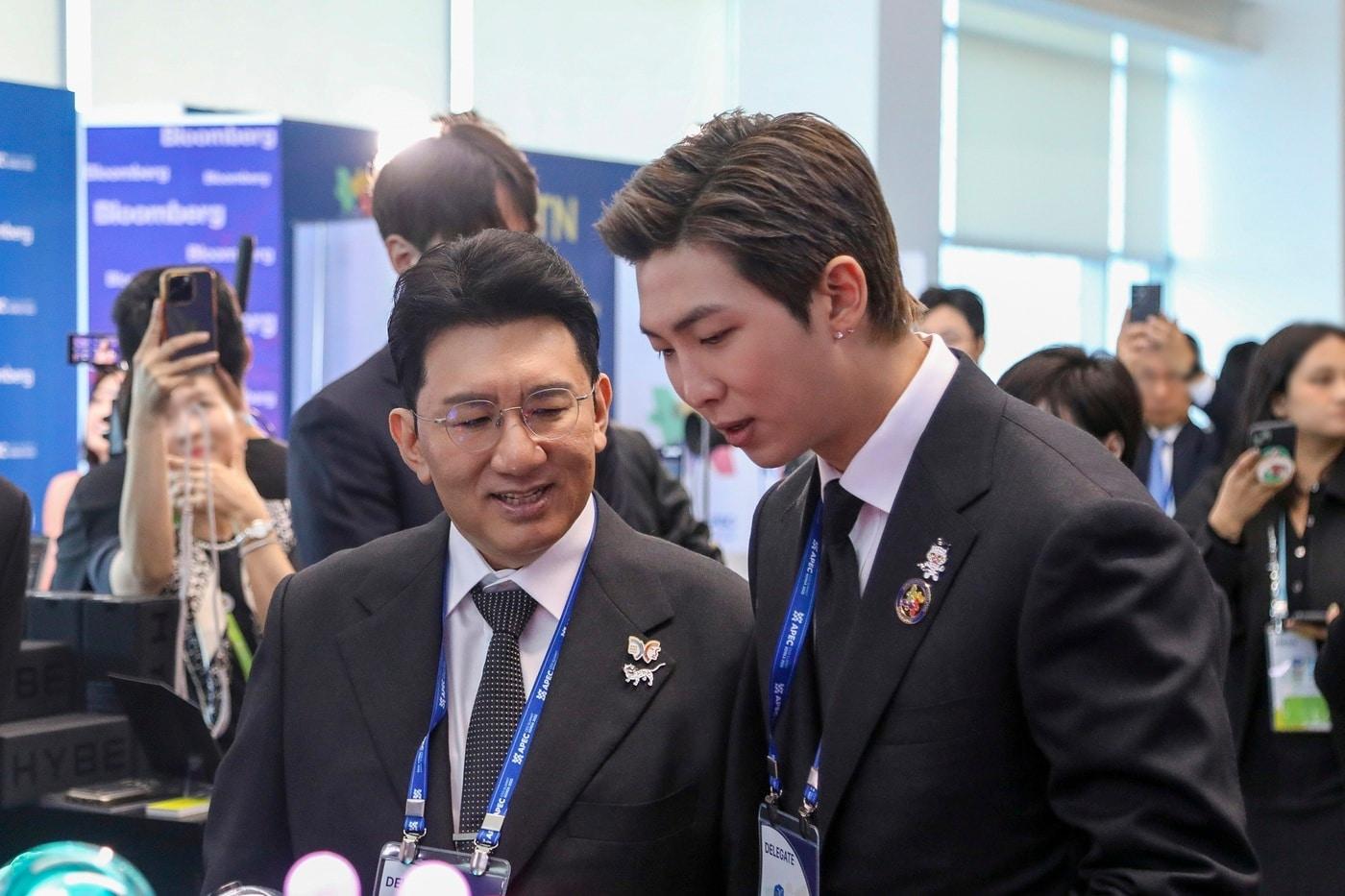 29일 경주 예술의전당에서 열린 'APEC CEO 서밋' 개회식에 참석한 방시혁 하이브 의장과 방탄소년단 RM이 하이브 홍보부스를 관람하고 있다./하이브 제공