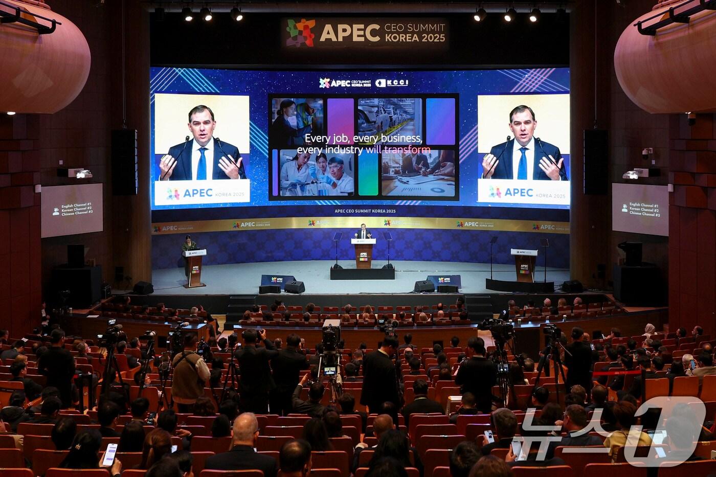 맷 가먼 AWS CEO가 29일 경북 경주 예술의전당에서 열린 &#39;2025 아시아태평양경제협력체 최고경영자 서밋&#40;APEC CEO SUMMIT&#41;&#39;에서 주제발표 하고 있다. &#40;공동취재&#41; 2025.10.29/뉴스1 ⓒ News1 김민지 기자