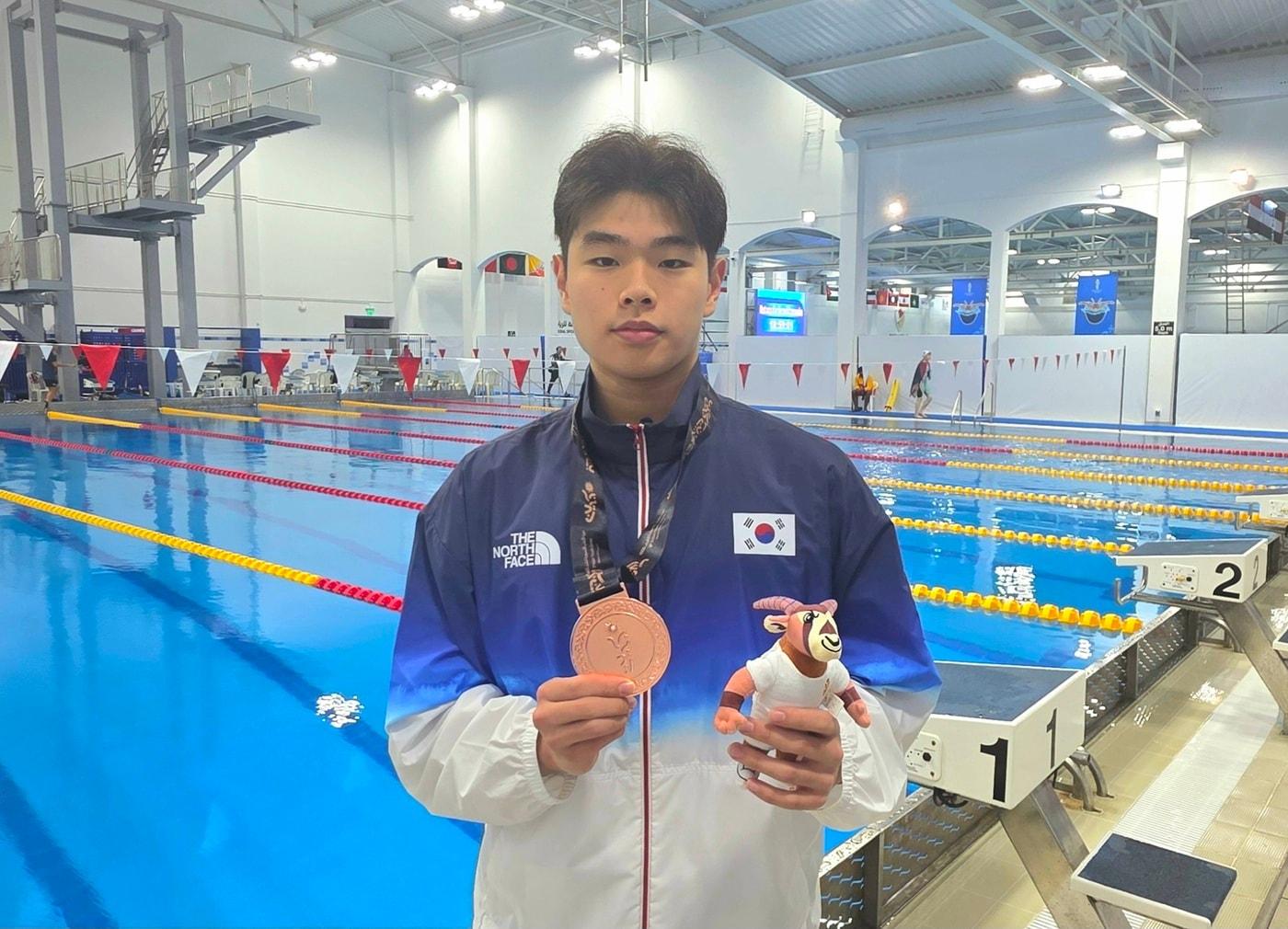 본문 이미지 - 2025 제3회 바레인 아시아청소년수영경기대회에서 메달 3개를 수확한 조용준. &#40;대한수영연맹 제공&#41;
