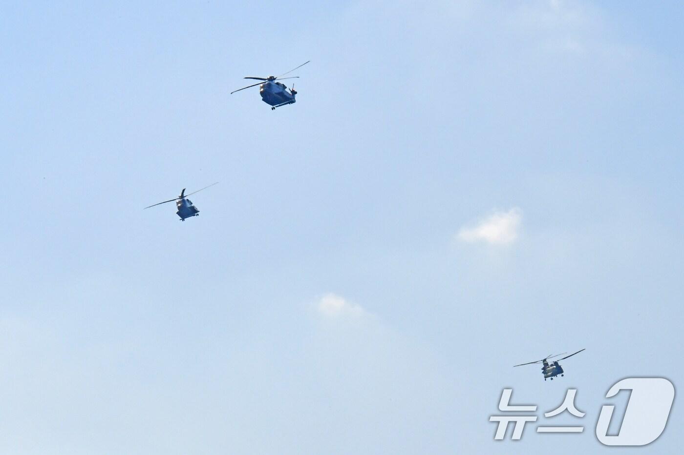 본문 이미지 - 도널드 트럼프 미국 대통령 이 탄 마린 원 헬기가 치누크 헬기 엄호를 받으며 'APEC 2025 정상회의장'이 있는 경북 경주시 보문단지 인근 상공을 비행하고 있다. 2025.10.29/뉴스1 ⓒ News1 최창호 기자