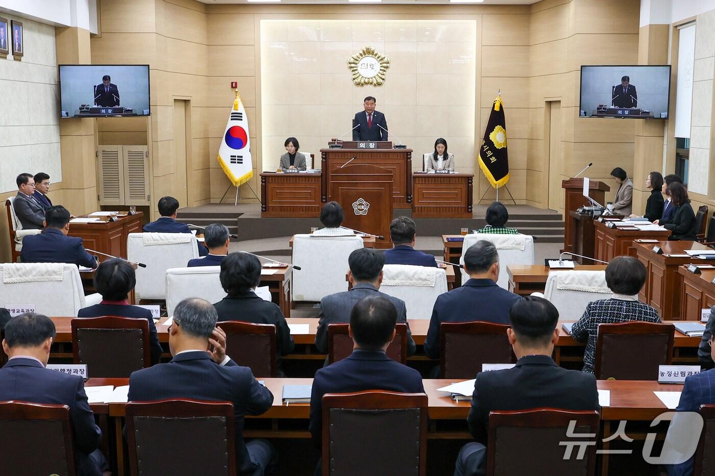 본문 이미지 - 계룡시의회(의장 김범규)가 29일 제2차 본회의를 끝으로 3일간 진행된 제184회 임시회를 마무리했다.(계룡시의회 제공.재판매 및 DB금지)/뉴스1