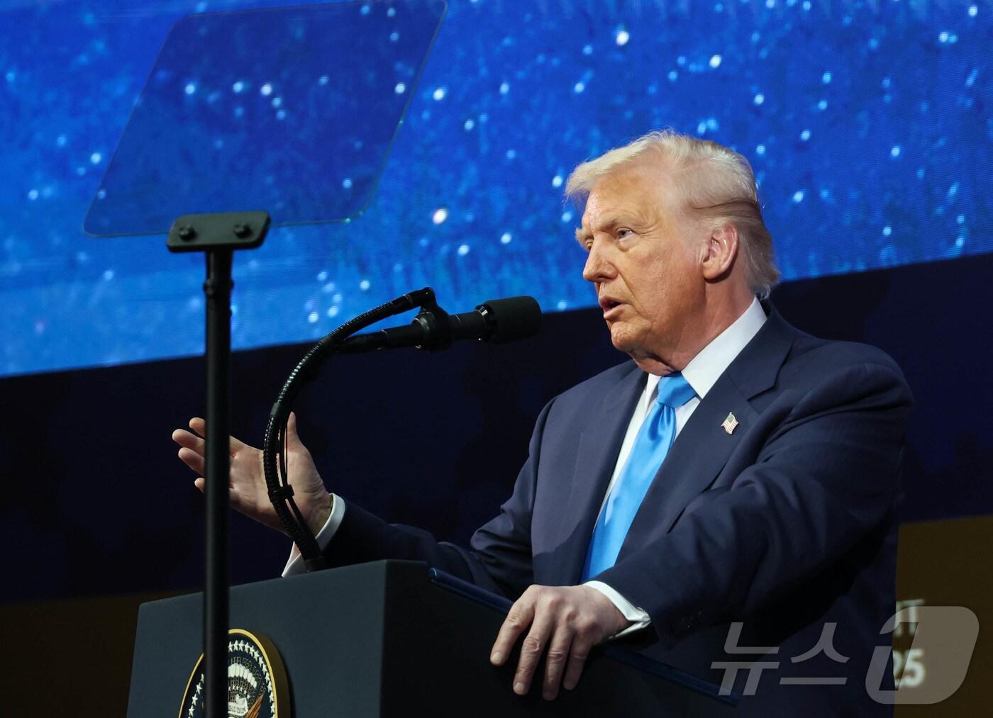 본문 이미지 - 도널드 트럼프 미국 대통령이 29일 경북 경주 예술의전당에서 열린 '2025 아시아태평양경제협력체 최고경영자 서밋(APEC CEO SUMMIT)'에 참석해 정상 특별연설 하고 있다. (대한상공회의소 제공. 재판매 및 DB금지)/2025.10.29/뉴스1 ⓒ News1 김민지 기자