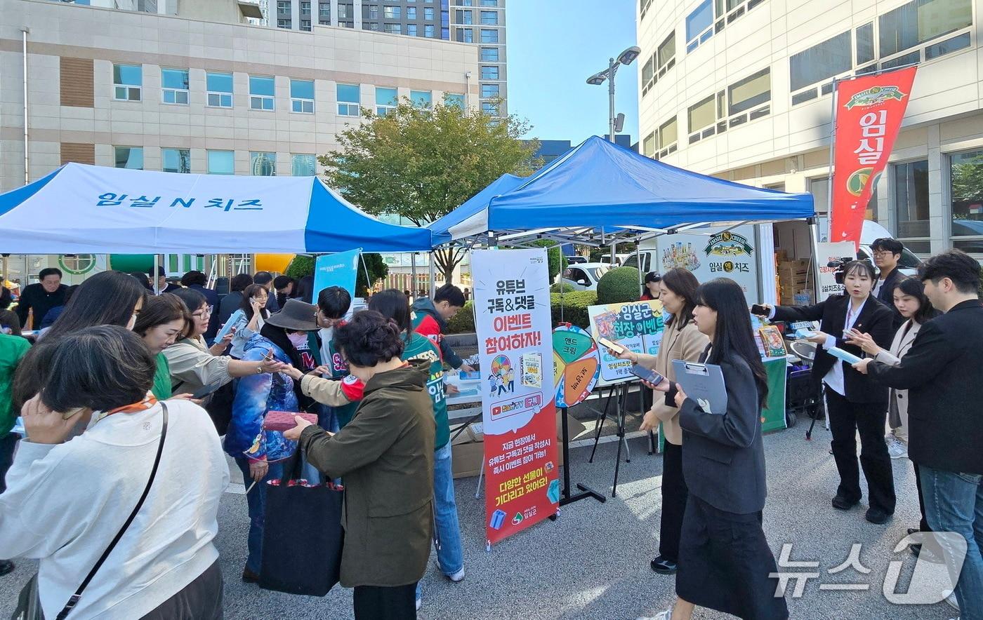 전북 임실군이 지난 27~28일 자매결연 도시인 부산 진구에서 열린 김장철 맞이 농축산물 직거래장터에 참가했다.(임실군제공. 재판매 및 DB금지)2025.10.29/뉴스1