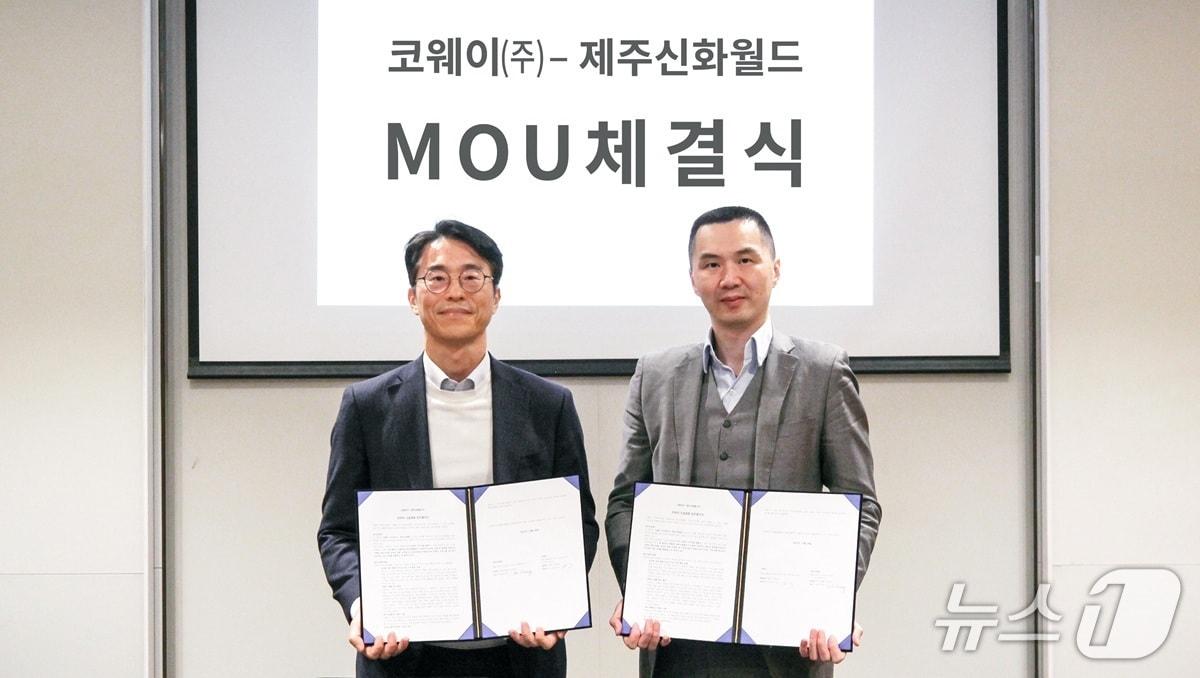 본문 이미지 - 28일 제주 서귀포시 제주신화월드에서 열린 업무협약식에서 김순태 코웨이 경영관리본부장&#40;왼쪽&#41;과 황웨이 제주신화월드 최고경영책임자&#40;오른쪽&#41;가 기념촬영을 하고 있다. &#40;코웨이 제공&#41;